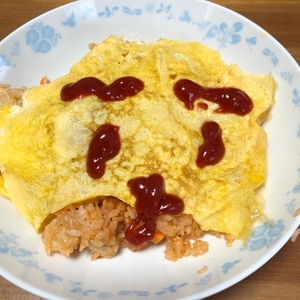 鶏ひき肉を使った簡単チキンライスでオムライス